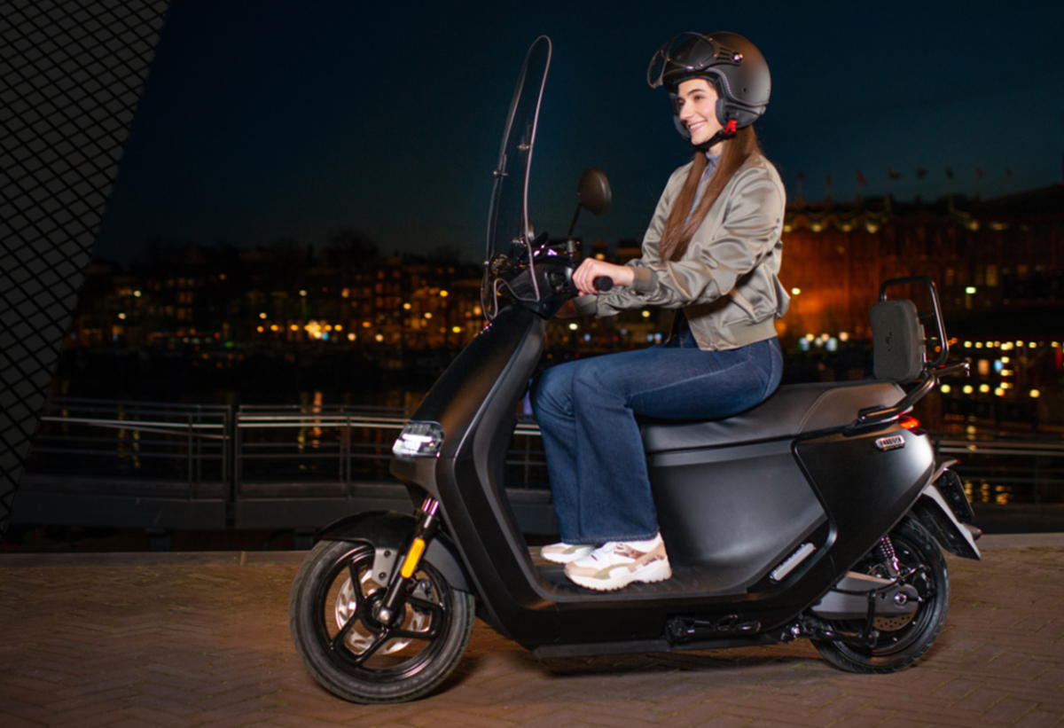 Βλέπουμε το Escooter E110SE της Segway εν κίνησεί χάρη στο έξυπνο σύστημα RideyGo